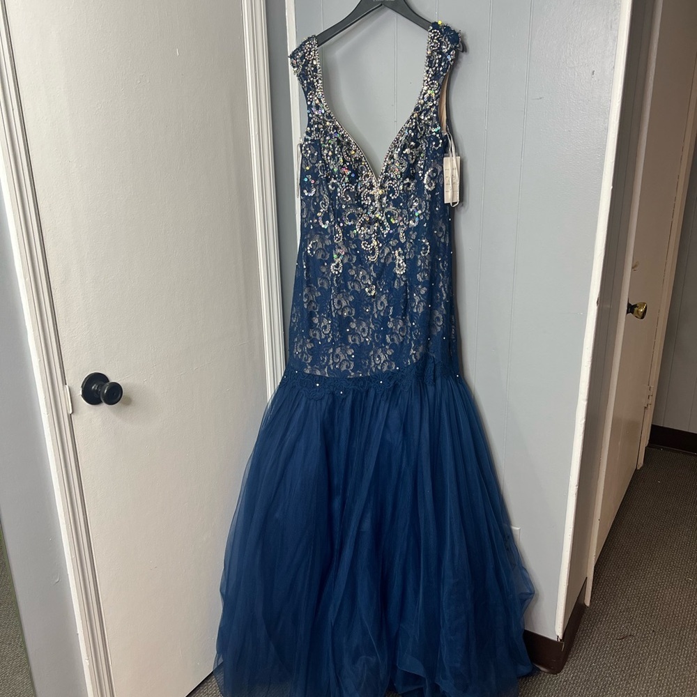 Elegant Navy Embellished Prom Dress